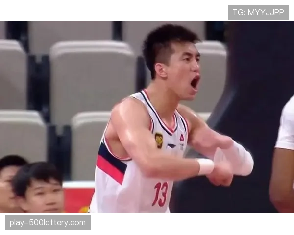 郭艾伦场边为队友加油，辽宁男篮更衣室氛围曝光